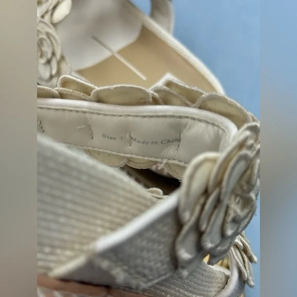 🆕 DOLCE VITA 🧿 NWOB Sherla White Raffia Floral Applique Slide Sandals, Sz 7